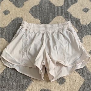LULULEMON WHITE HOTTIE HOT SHORTS SIZE 4
